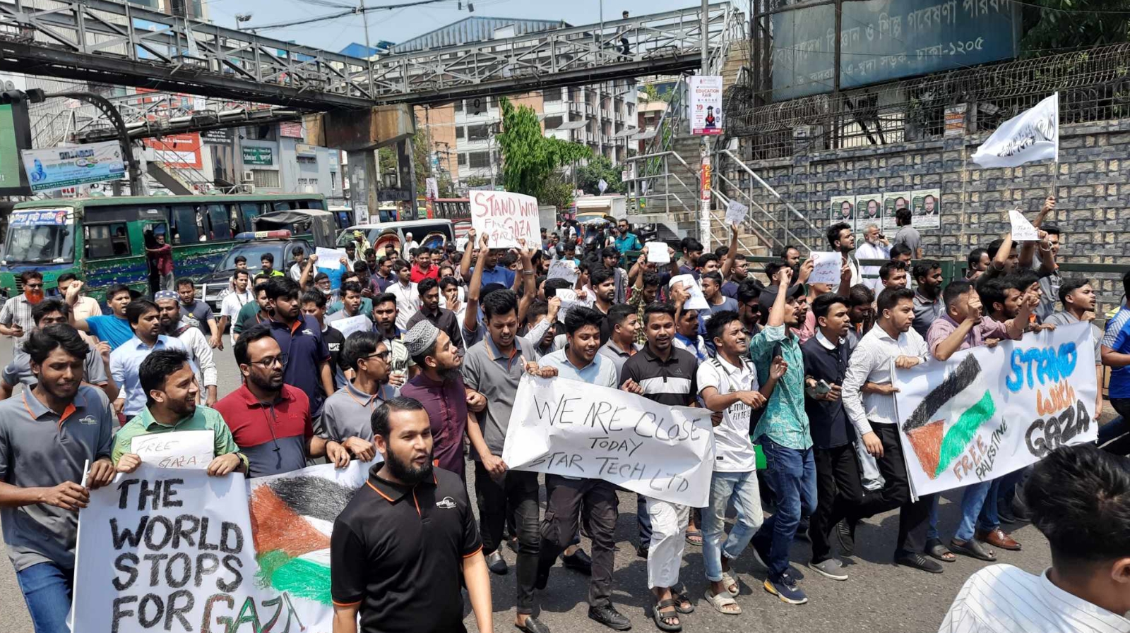গাজায় ইসরায়েলি আগ্রাসনের প্রতিবাদে সায়েন্সল্যাবে বিক্ষোভ মিছিল