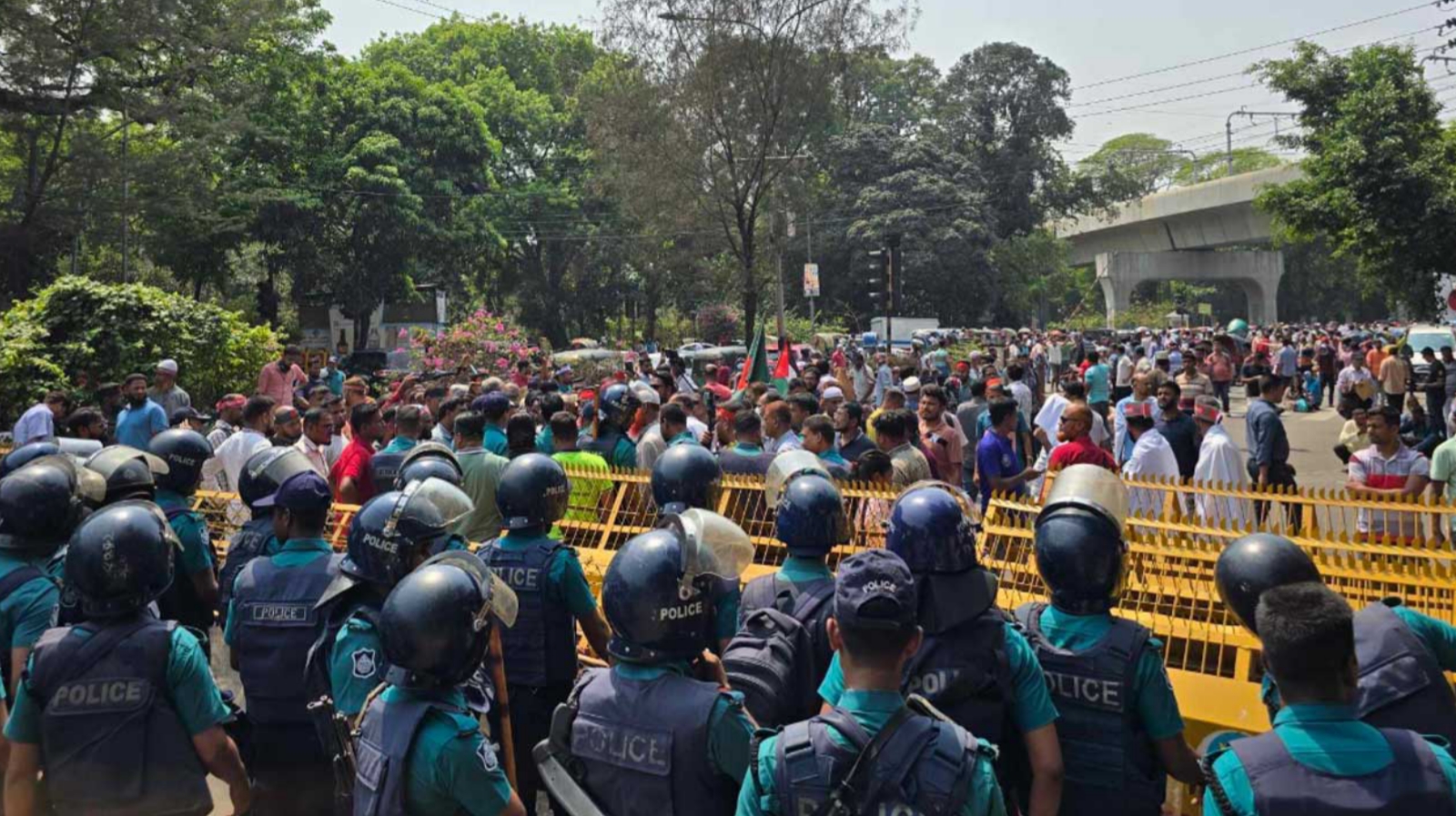 কাফনের কাপড় গায়ে সড়কে বসে পড়েছেন চাকরিচ্যুত বিডিআর সদস্যরা