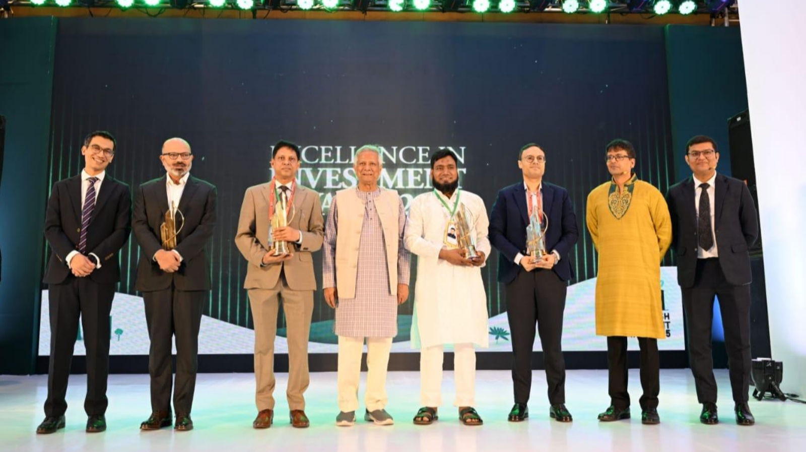 বিভিন্ন প্রতিষ্ঠানকে পুরস্কার দিলেন প্রধান উপদেষ্টা