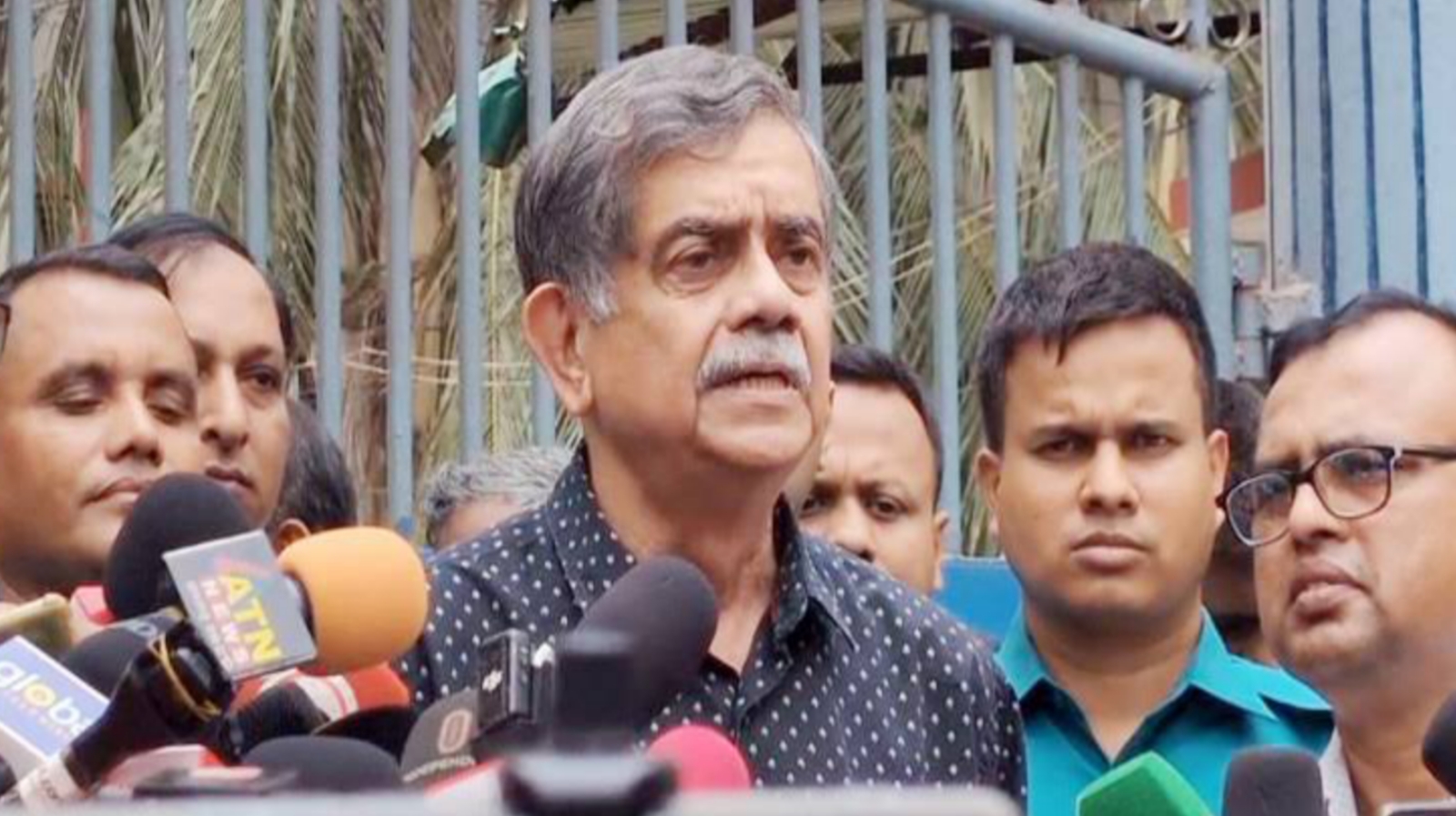 এসএসসির কেন্দ্র পরিদর্শনে হঠাৎ মতিঝিল বয়েজ স্কুলে শিক্ষা উপদেষ্টা