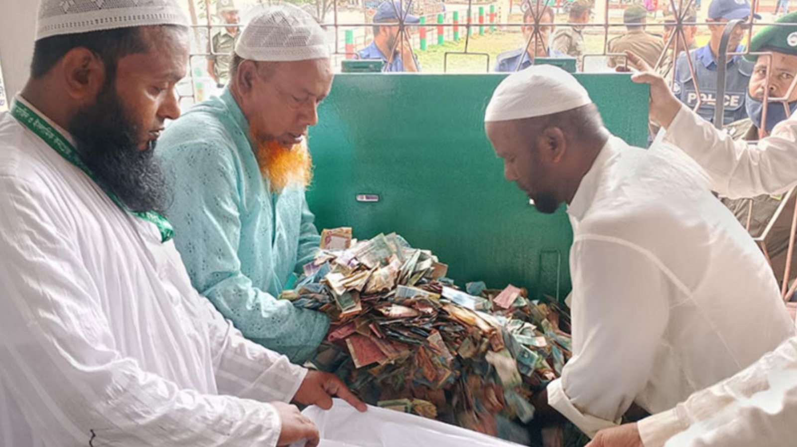 পাগলা মসজিদের দানবাক্সে মিললো ২৮ বস্তা টাকা