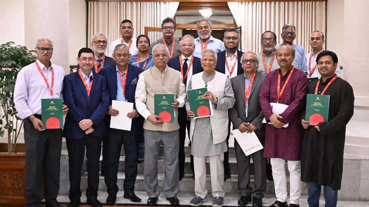 প্রধান উপদেষ্টার কাছে খসড়া প্রতিবেদন জমা দিলো শ্রম সংস্কার কমিশন