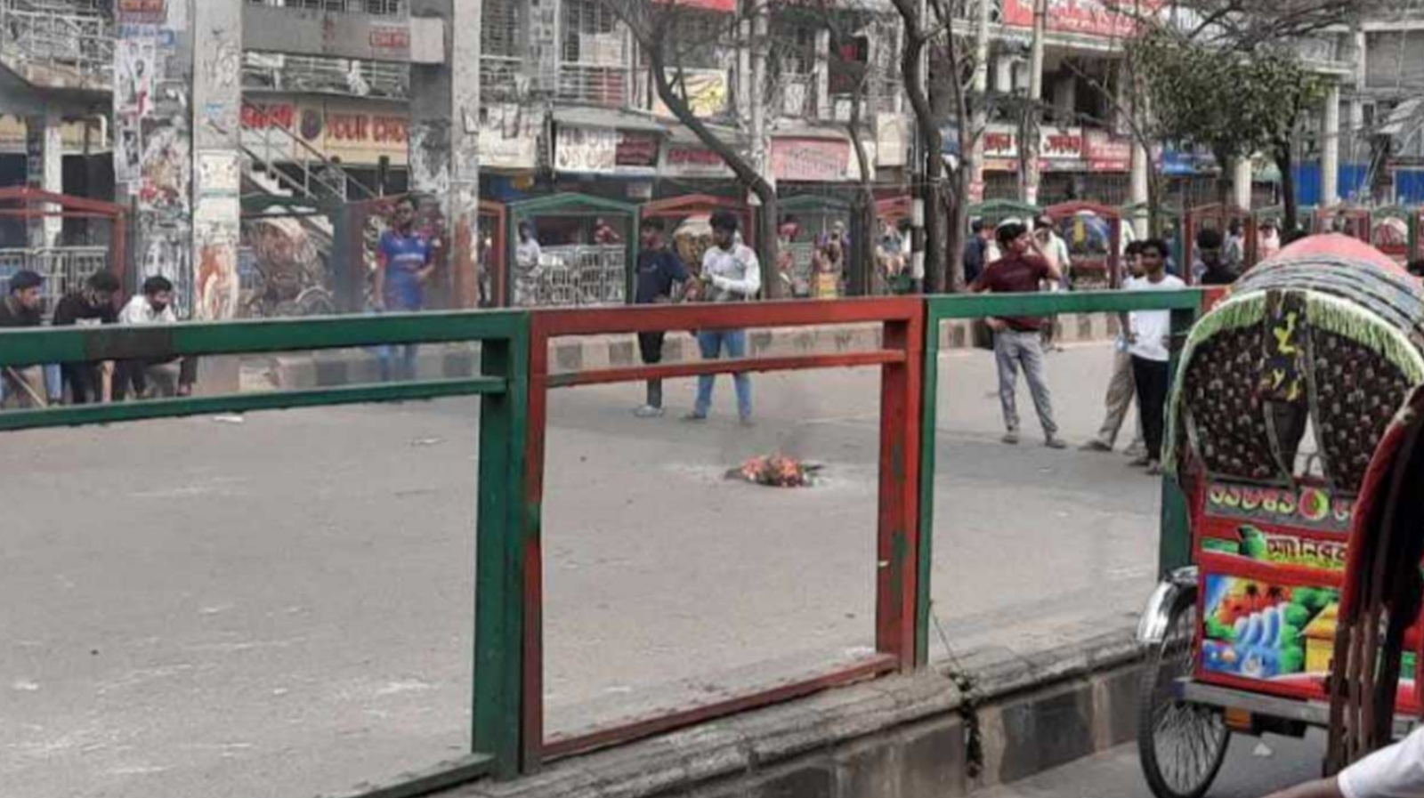 সায়েন্সল্যাব আগুন জ্বালিয়ে বিক্ষোভ, বন্ধ যান চলাচল
