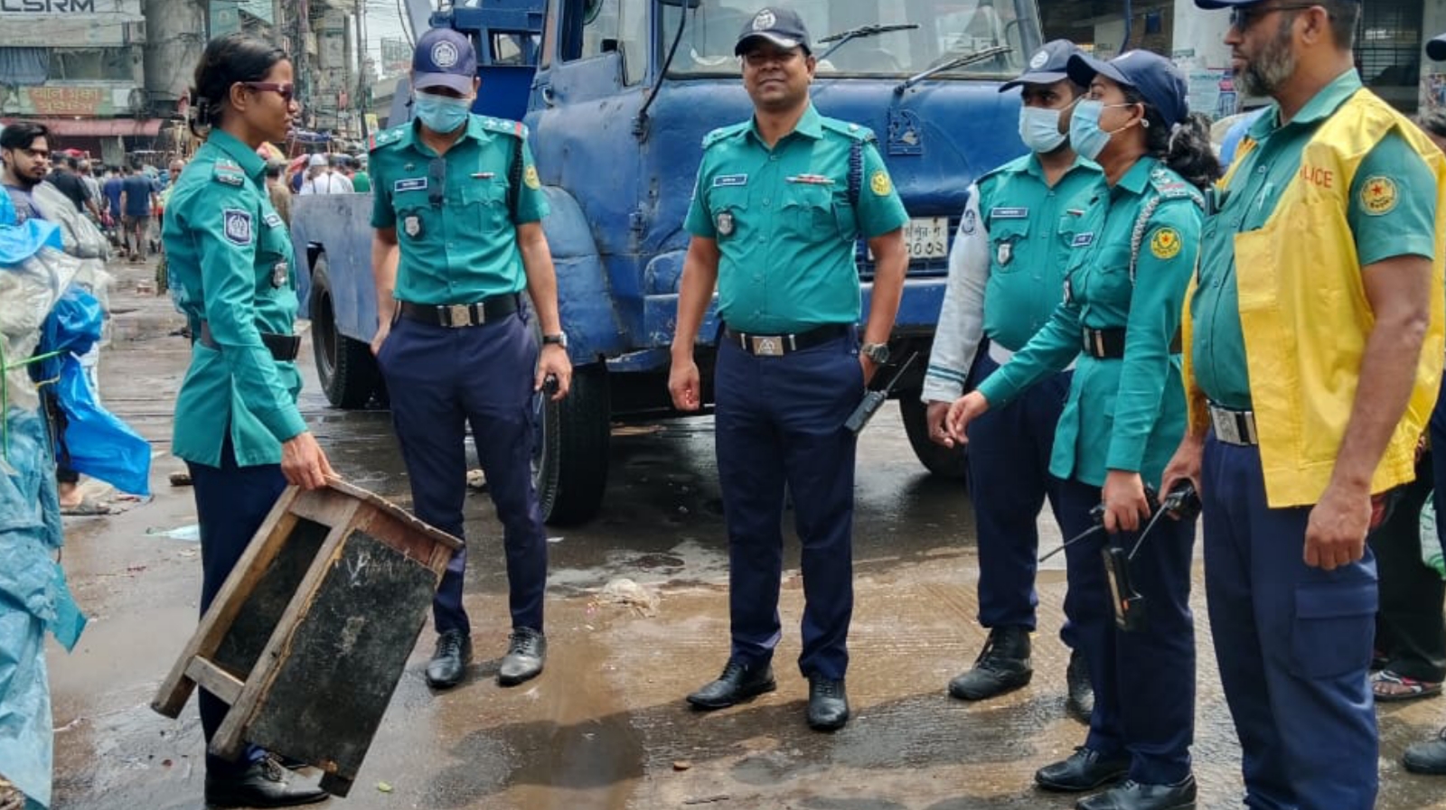 ব্যাটারী চালিত রিকশা বন্ধে ও রাস্তা হকার মুক্ত রাখতে ট্রাফিক ওয়ারী বিভাগের অভিযান 
