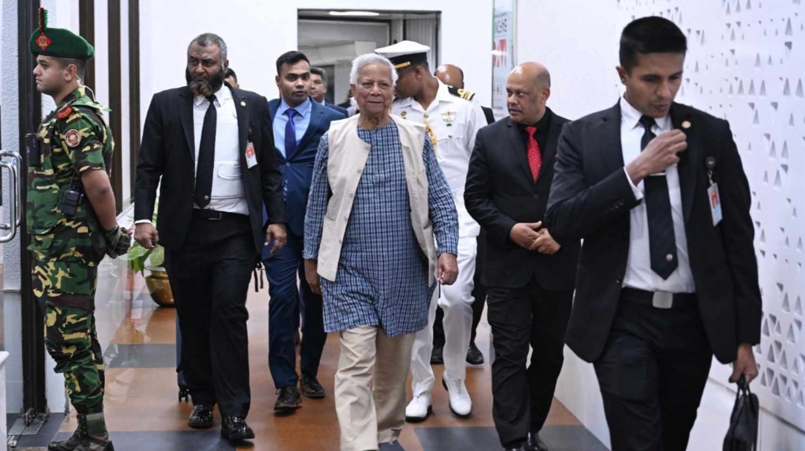 দেশে ফিরলেন প্রধান উপদেষ্টা