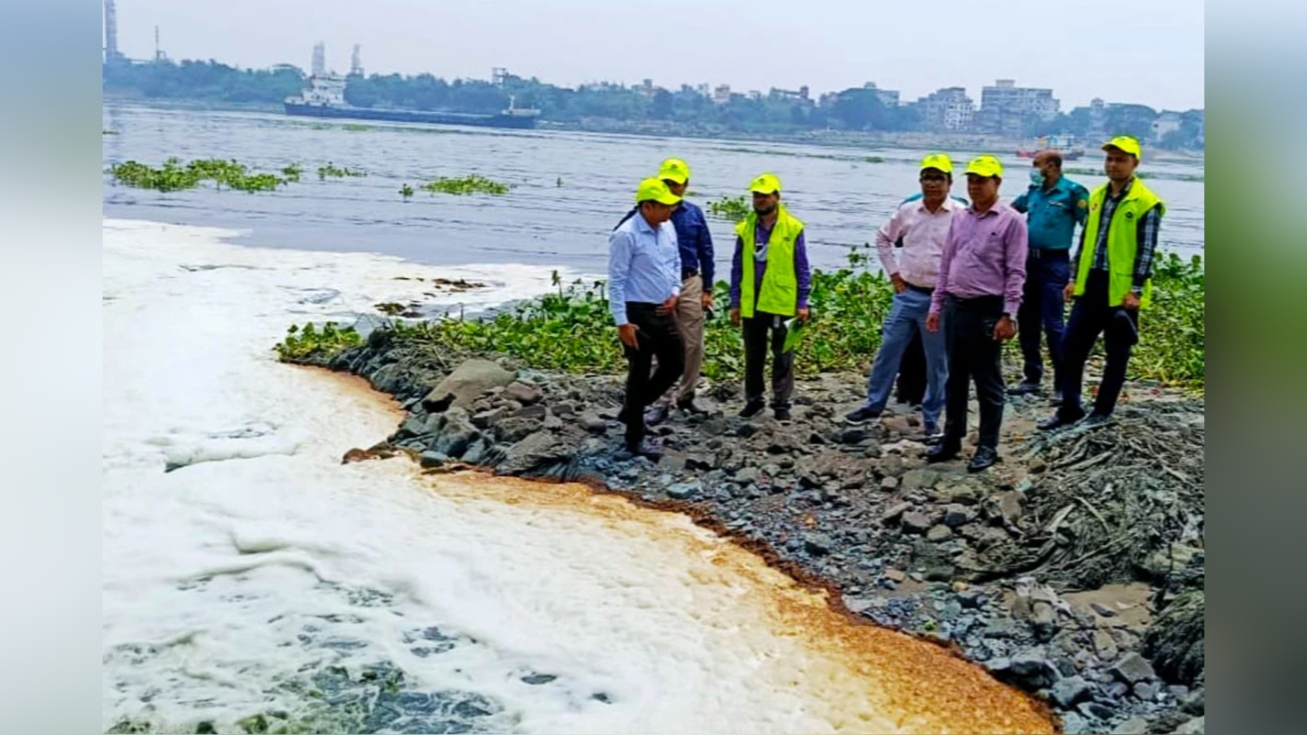 বুড়িগঙ্গায় বর্জ্য নিঃসরণ, পরিবেশ অধিদপ্তরের অভিযান