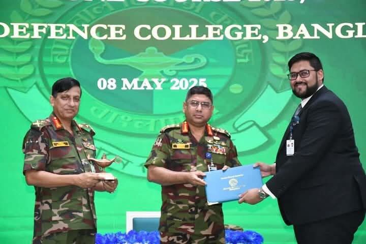 ক্যাপস্টোন ফেলোদের সনদপ্রত্র বিতরণ করলেন সেনাপ্রধান