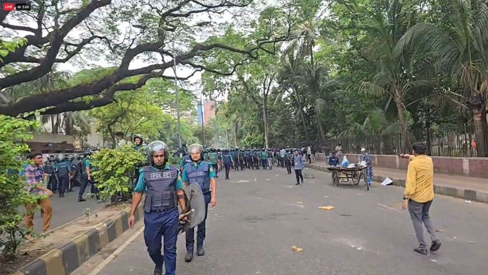 মার্চ টু যমুনা  জবি শিক্ষার্থীদের ছত্রভঙ্গ করে দিতে টিয়ারশেল-সাউন্ড গ্রেনেড নিক্ষেপ