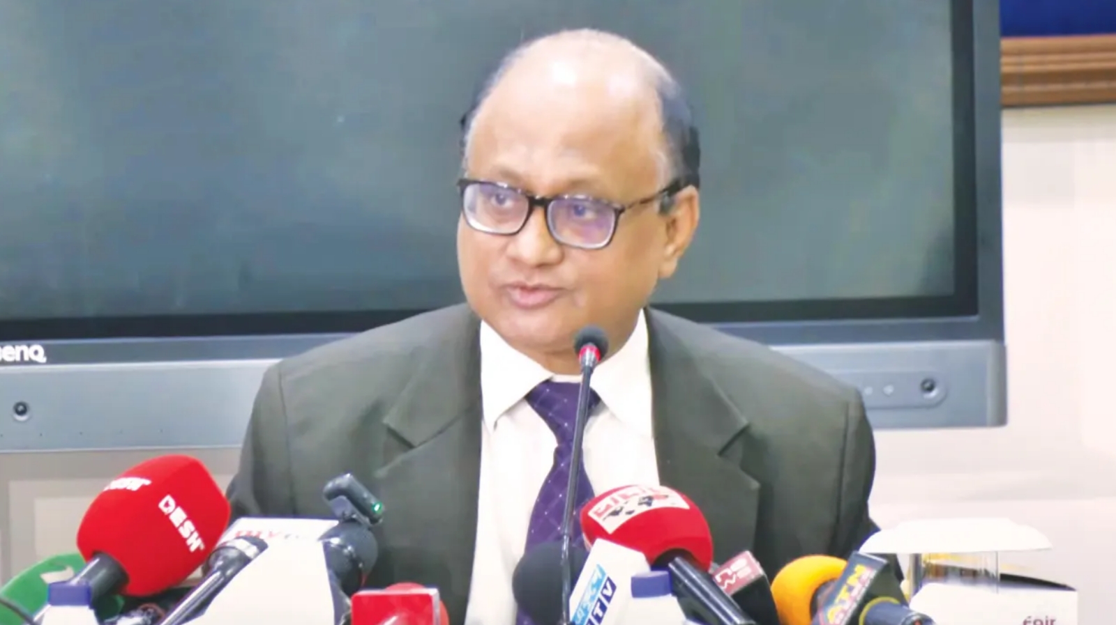 বন্দিবিনিময় চুক্তির আওতায় হাসিনাকে ফেরানো সম্ভব : দুদক চেয়ারম্যান