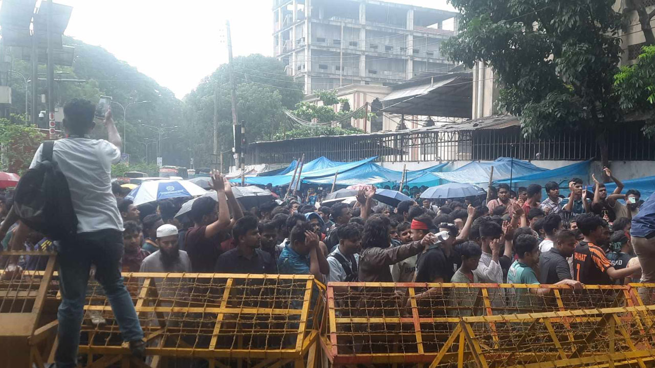 উপদেষ্টার আশ্বাসের পরও আন্দোলন চালিয়ে যাওয়ার ঘোষণা শিক্ষার্থীদের