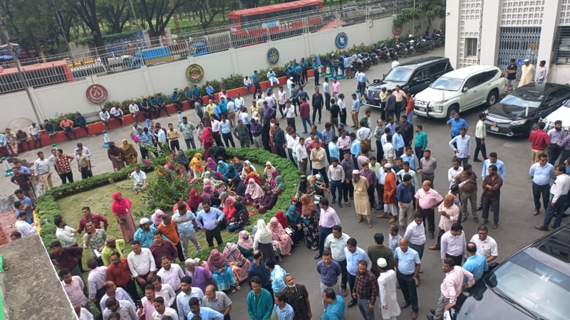 সচিবালয়ে কর্মকর্তা-কর্মচারীদের বিক্ষোভ  