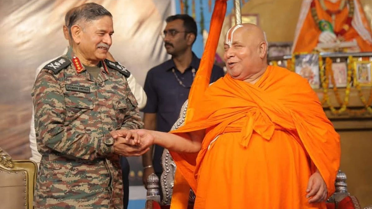 ধর্মীয় আধ্যাত্মিক গুরুর কাছে আশীর্বাদ চাইলেন ভারতীয় সেনাপ্রধান