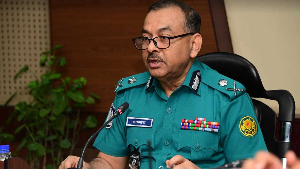 নির্ধারিত হাসিলের বাইরে অতিরিক্ত অর্থ আদায় করা যাবে না : ডিএমপি কমিশনার