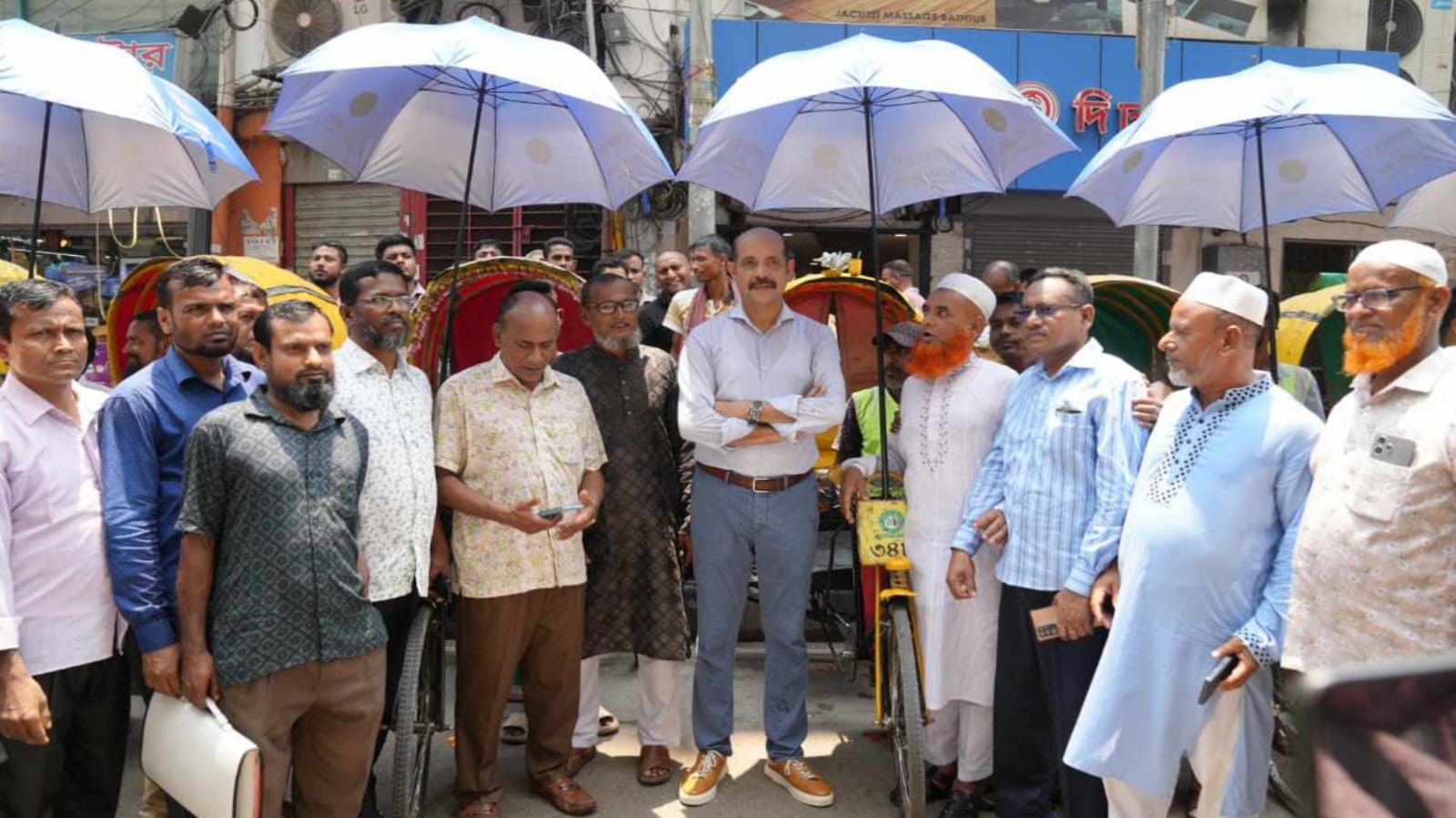 গরমে স্বস্তি দিতে রিকশা চালকদের মাঝে ডিএনসিসি মেয়রের ছাতা বিতরণ