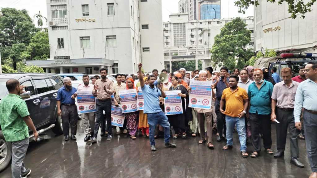 সচিবালয়ে ৪ নম্বর ভবনের সামনে অবস্থান নিয়েছেন কর্মচারীরা