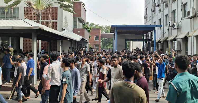 সচিবালয়ে ঢুকে গাড়ি ভাঙচুর, লাঠিচার্জে ছত্রভঙ্গ শিক্ষার্থীরা