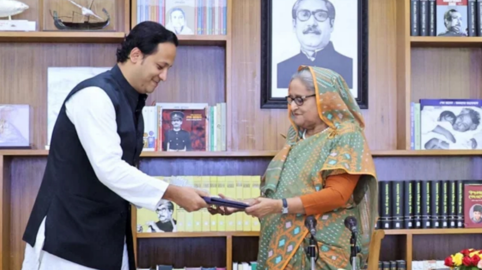 প্রধানমন্ত্রীর কাছে এসএসসির ফল হস্তান্তর
