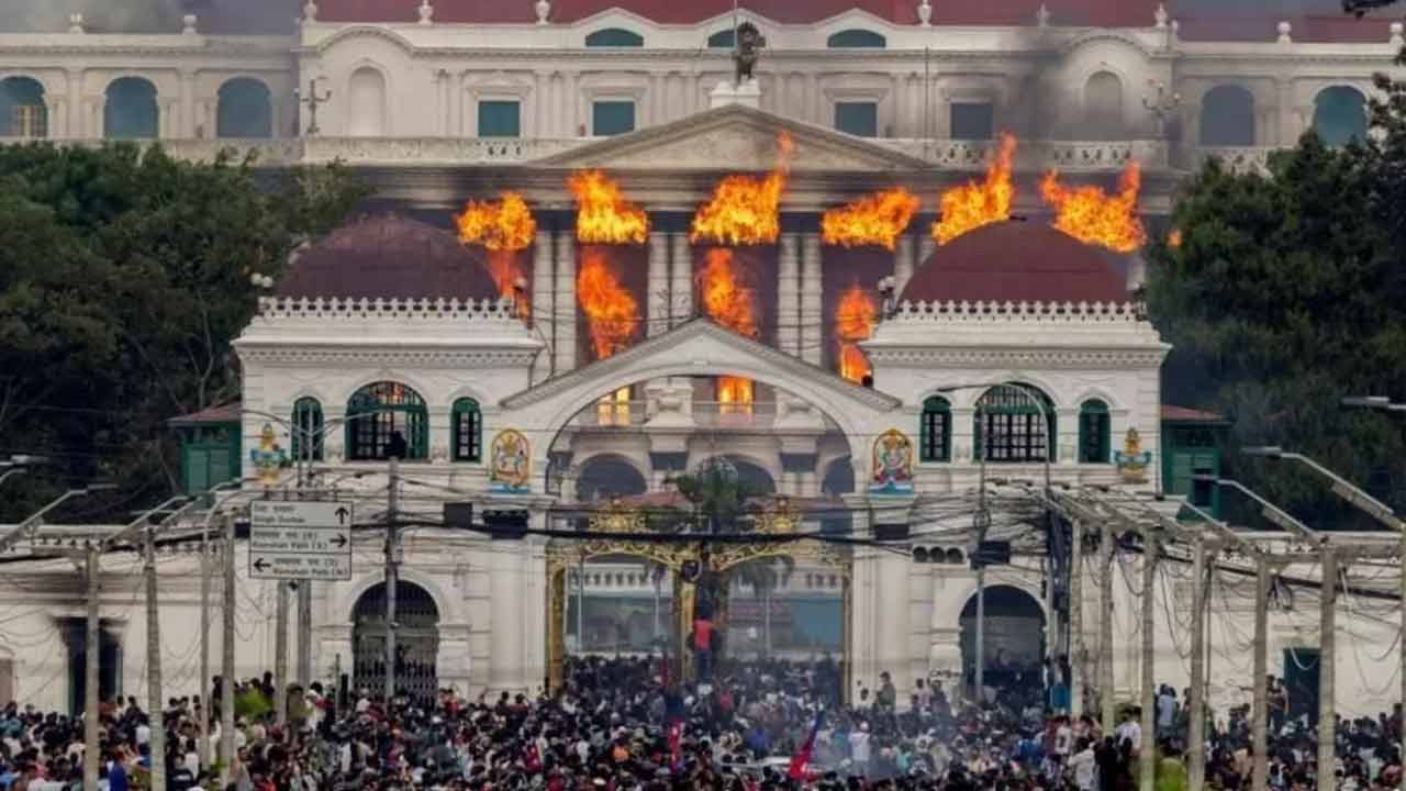 নেপালে নতুন সংকট, পার্লামেন্ট পুনর্বহালের দাবি প্রধান দলগুলোর