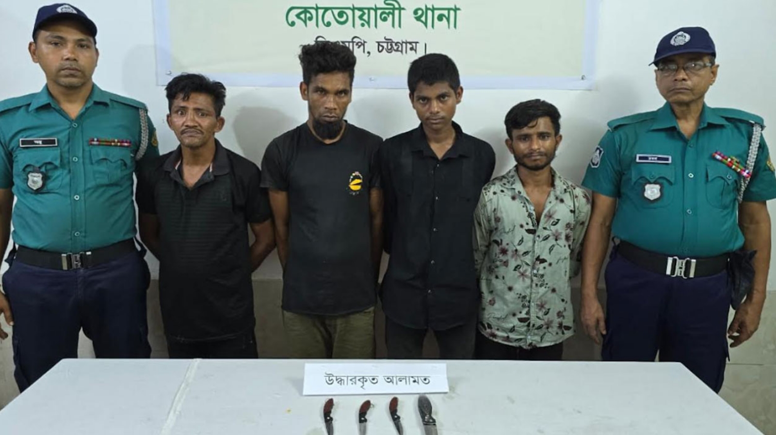 চট্টগ্রামে ডাকাতি প্রস্তুতি কালে গ্রেফতার ৪