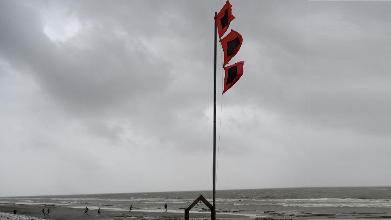 চার সমুদ্র বন্দরে ৩ নম্বর সতর্ক সংকেত