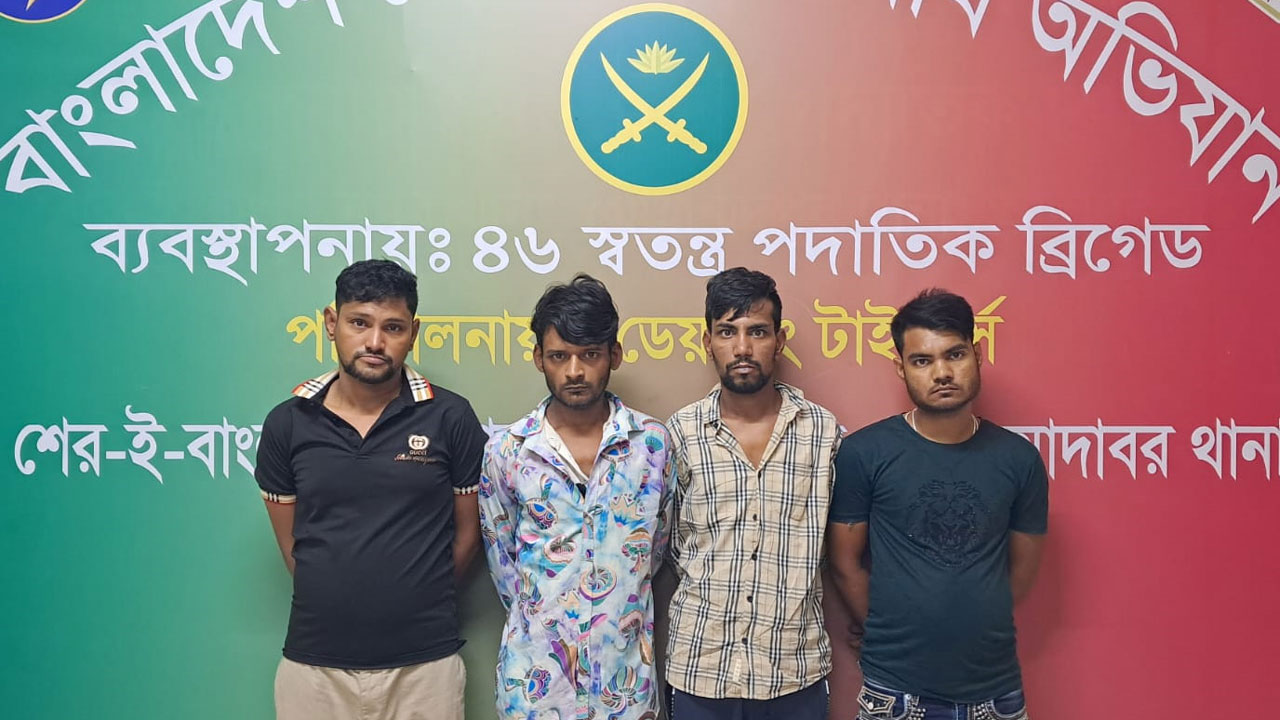 মোহাম্মদপুরে সেনাবাহিনী-র‍্যাবের যৌথ অভিযান, পিস্তল-মাদকসহ গ্রেপ্তার ৪