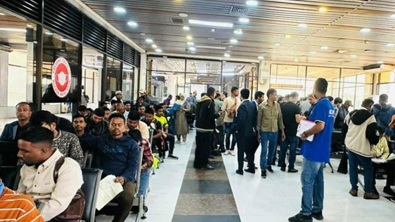 লিবিয়া থেকে ফিরলেন ৩১০ বাংলাদেশি