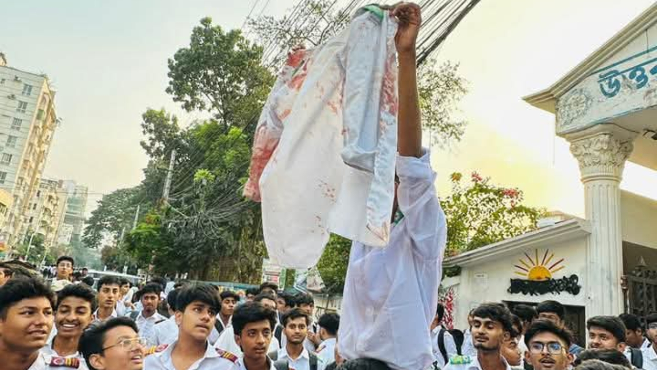 শিক্ষকের ছোড়া ডাস্টারে মাথা ফাটল ছাত্রের, সহপাঠীদের বিক্ষোভ