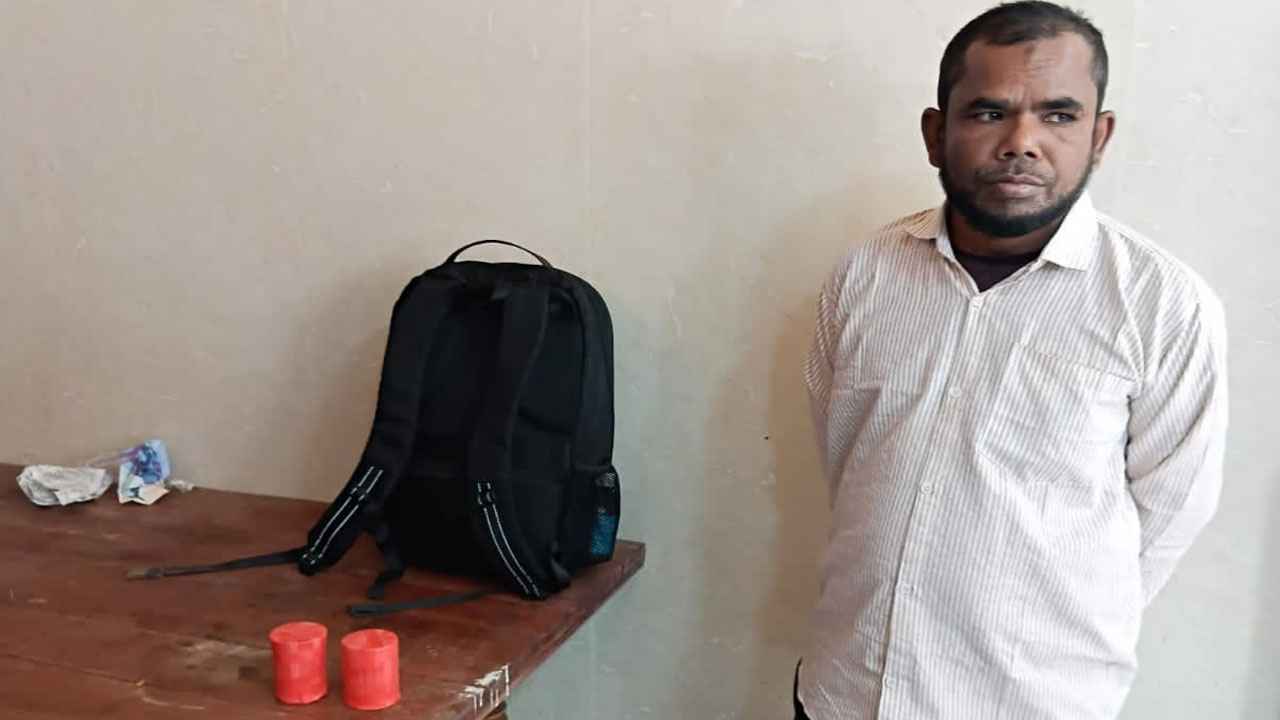 মোহাম্মদপুরে ককটেলসহ আ.লীগ নেতা গ্রেফতার