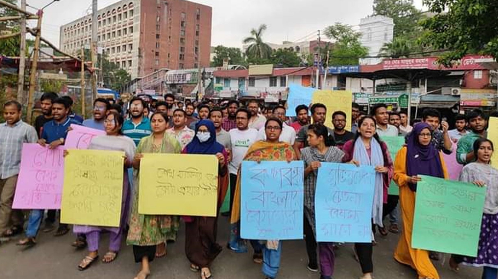 কোটা পুনর্বহালের বিরুদ্ধে জবিতে শিক্ষার্থীদের বিক্ষোভ