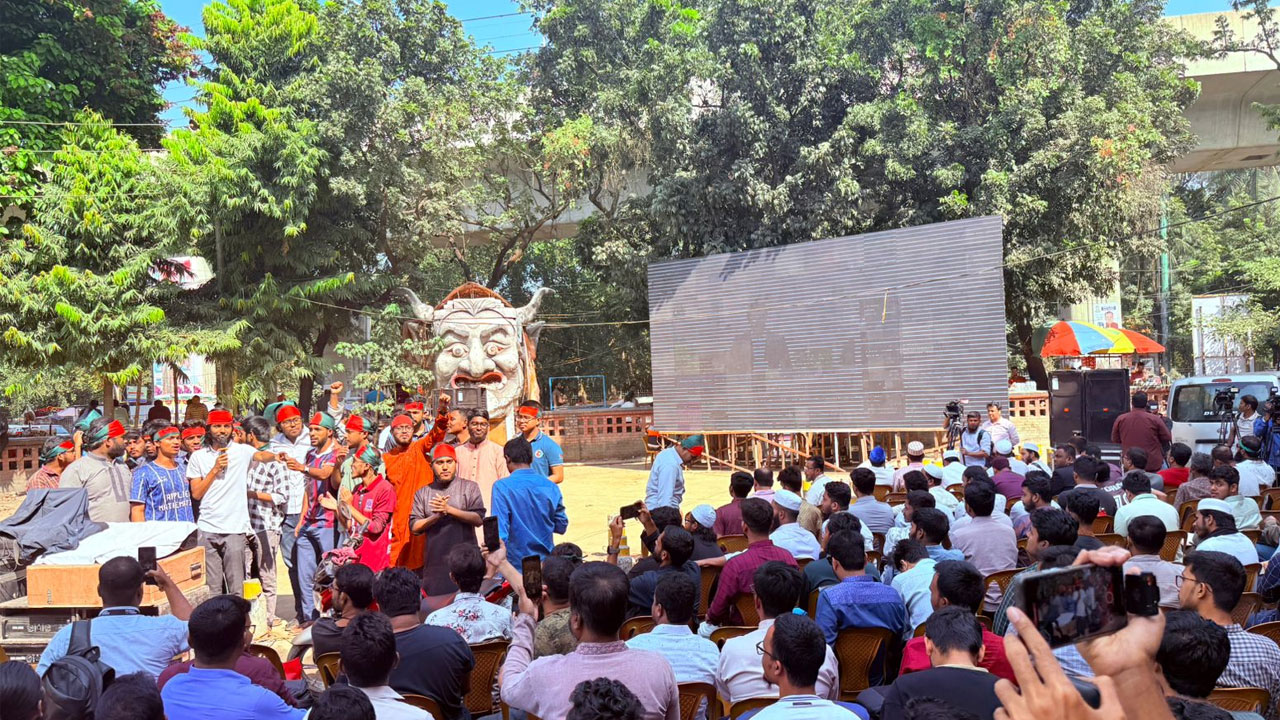 টিএসসিতে বড় পর্দায় দেখানো হচ্ছে শেখ হাসিনার রায়