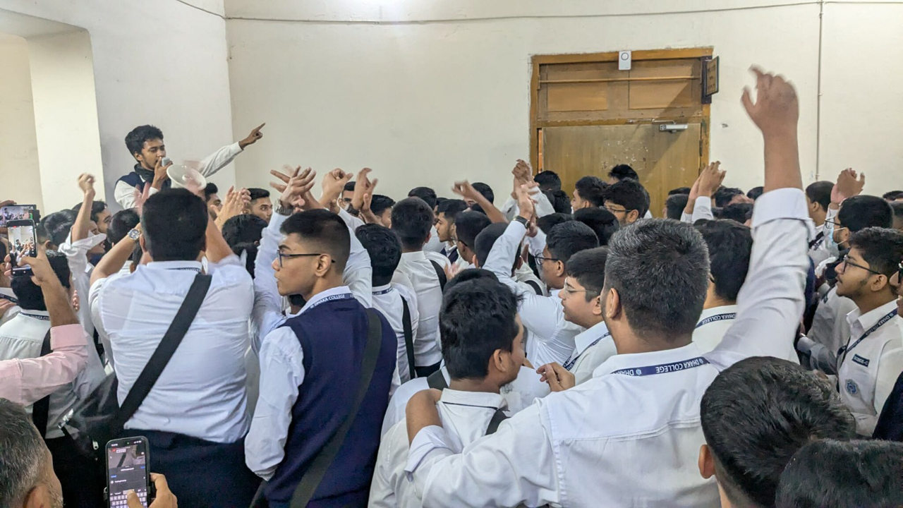 স্কুলিং কাঠামোর বিরুদ্ধে ঢাকা কলেজে উচ্চমাধ্যমিক শিক্ষার্থীদের বিক্ষোভ