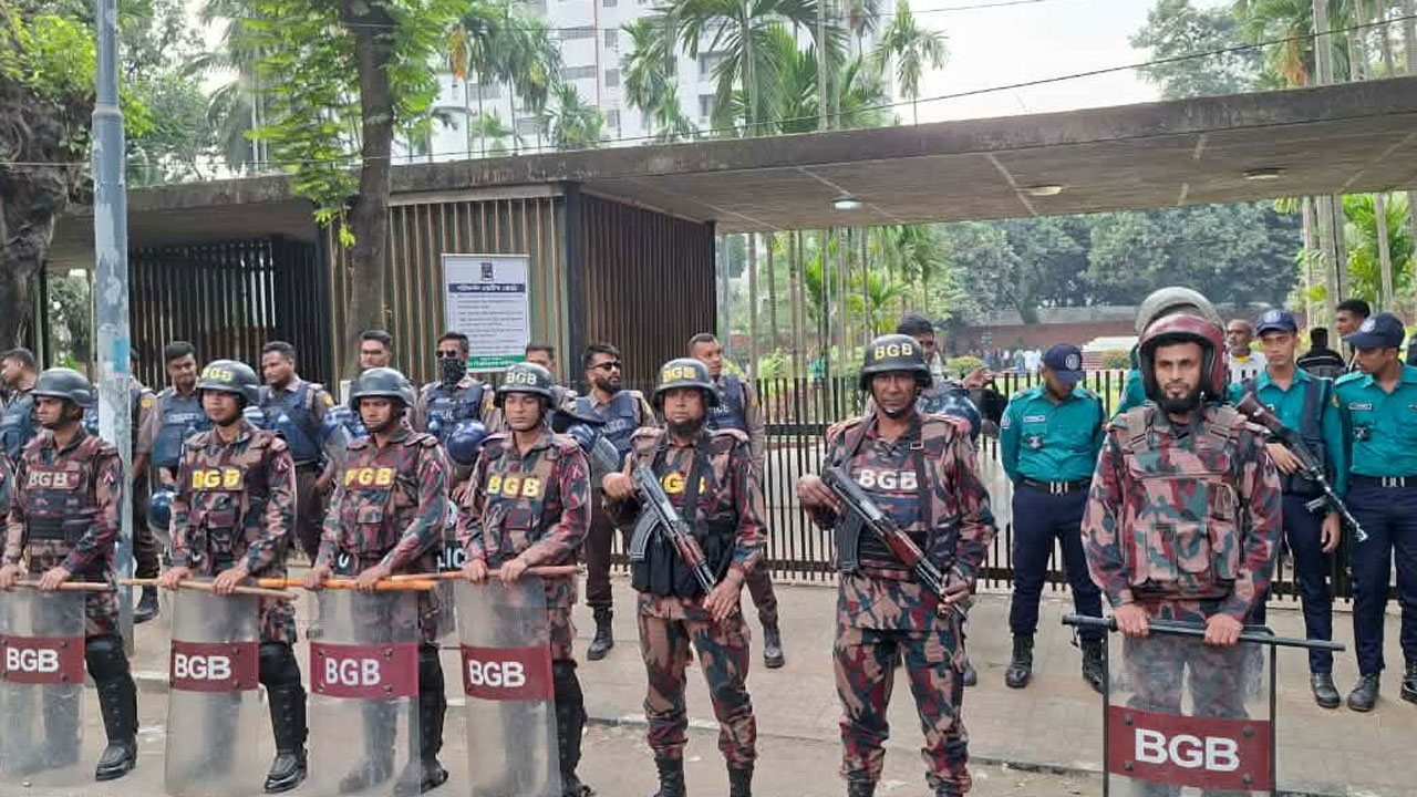 ওসমান হাদির দাফন ঘিরে বিপুলসংখ্যক পুলিশ ও বিজিবি মোতায়েন