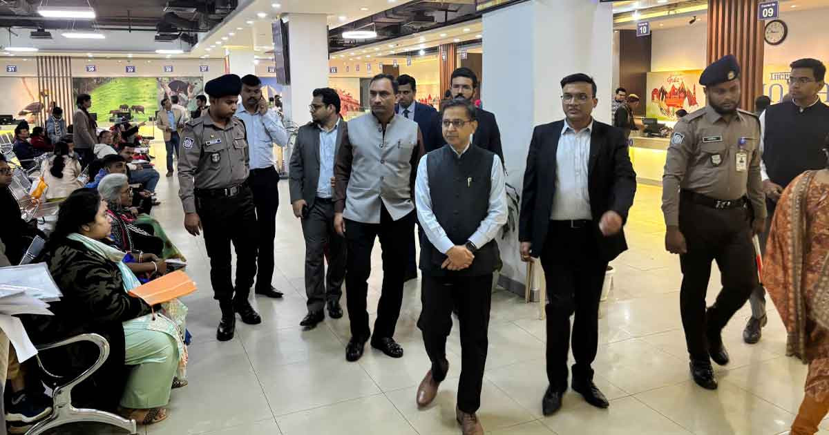 ভারতীয় ভিসা আবেদন কেন্দ্র পরিদর্শনে হাইকমিশনার প্রণয় ভার্মা 