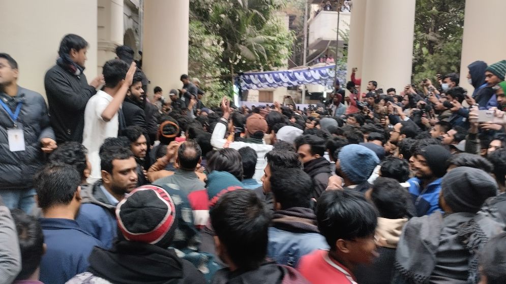 জকসু নির্বাচন স্থগিতের প্রতিবাদে বিক্ষোভ