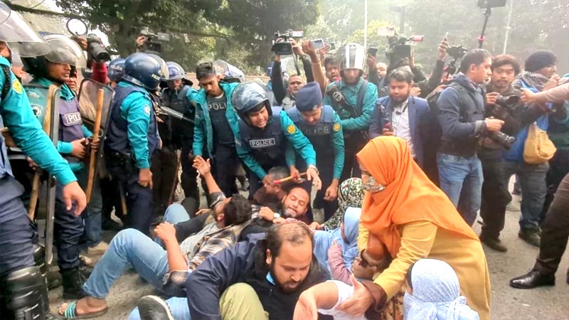 কাওরানবাজারে মোবাইল ফোন ব্যবসায়ীদের সঙ্গে পুলিশের ধাওয়া-পাল্টা ধাওয়া