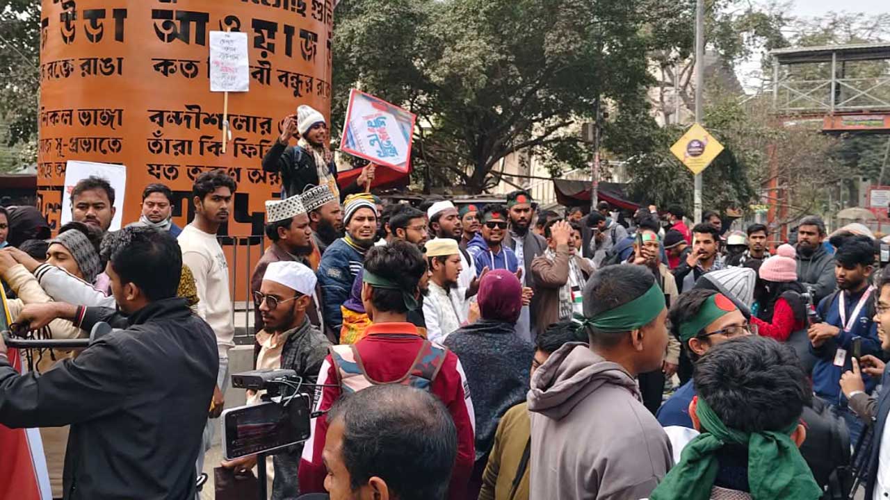 শাহবাগ চত্বরে জড়ো হচ্ছেন ইনকিলাব মঞ্চের নেতাকর্মীরা