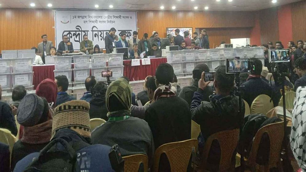 জকসুর ৮ কেন্দ্রের ফল প্রকাশ, ভিপি পদে হাড্ডাহাড্ডি লড়াই