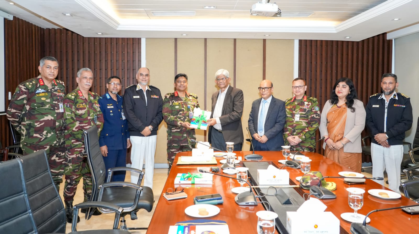 সশস্ত্র বাহিনী বেতন কমিটির চূড়ান্ত প্রতিবেদন অর্থ উপদেষ্টার হাতে