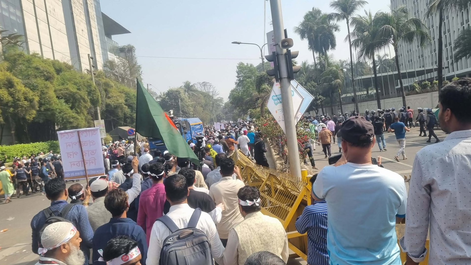 ৯ম পে-স্কেলের গেজেট দাবিতে যমুনা অভিমুখে সরকারি চাকরিজীবীরা