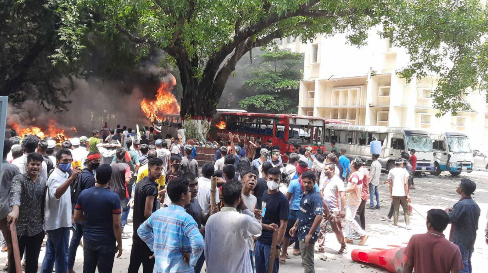 শাহবাগে ছাত্রলীগ-আন্দোলনকারীদের সংঘর্ষ, ৫০ গাড়ি ভাঙচুর