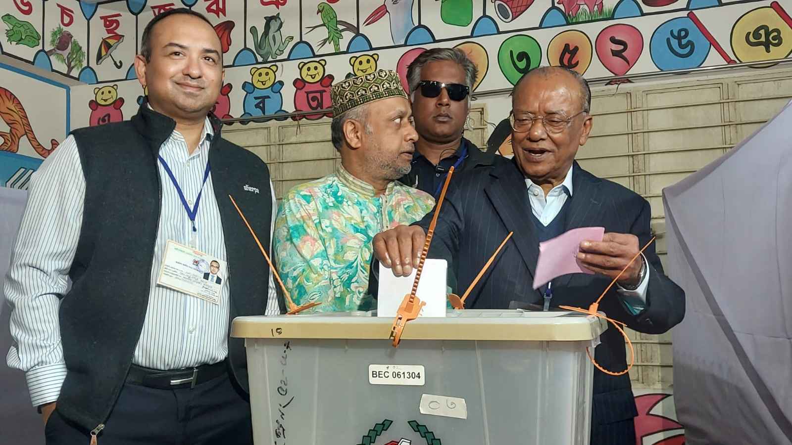 ফেনী-৩ এ ভোট দিলেন বিএনপি প্রার্থী আবদুল আউয়াল মিন্টু