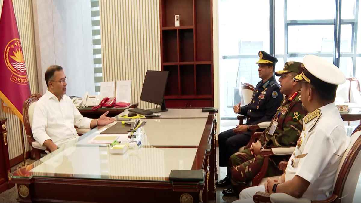 সচিবালয়ে প্রধানমন্ত্রী ও তিন বাহিনীর প্রধানদের বৈঠক