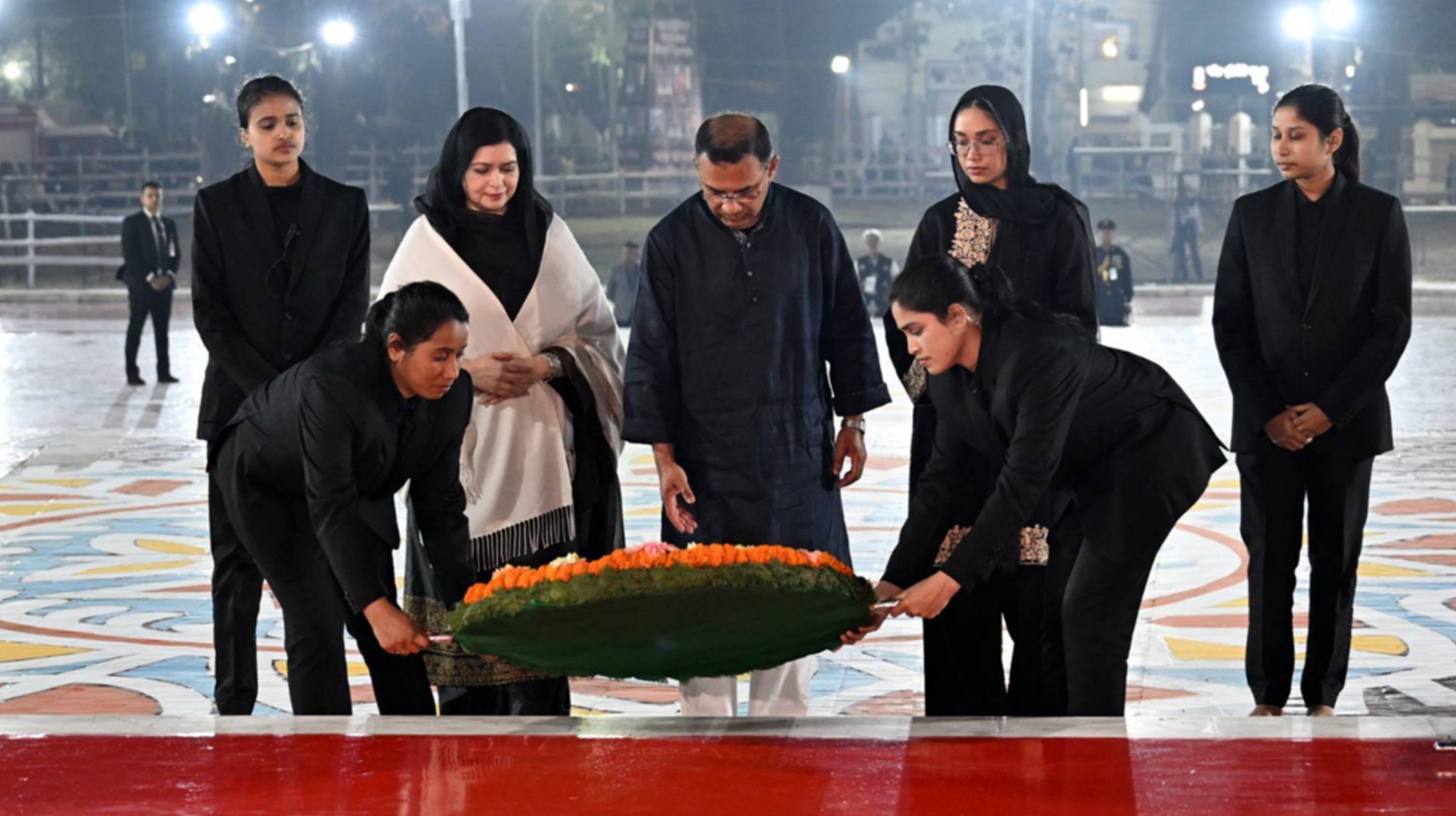 স্ত্রী-কন্যাকে নিয়ে ভাষা শহীদদের প্রতি শ্রদ্ধা জানালেন প্রধানমন্ত্রী