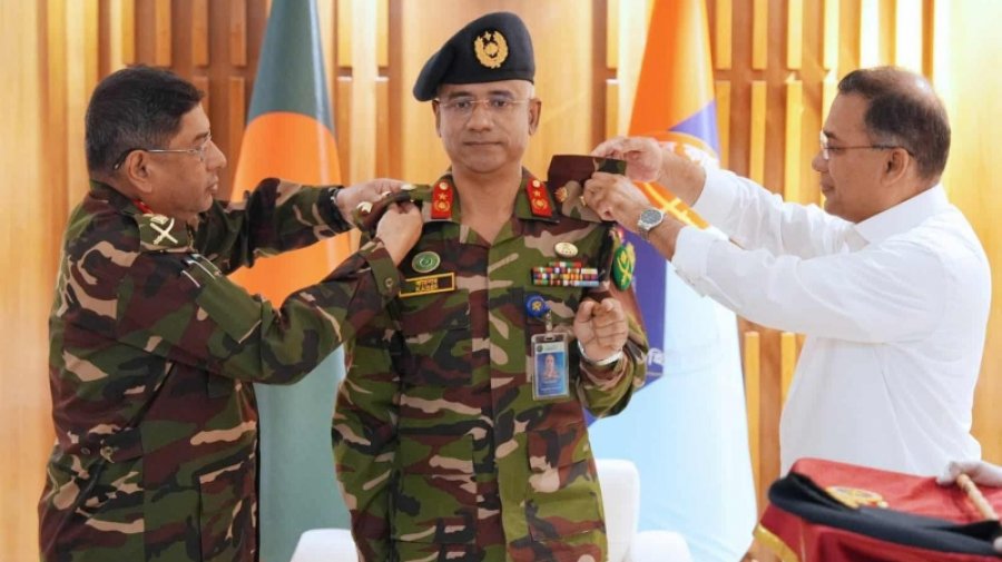 ডিজিএফআই প্রধানকে র‍্যাংক ব্যাজ পরালেন প্রধানমন্ত্রী