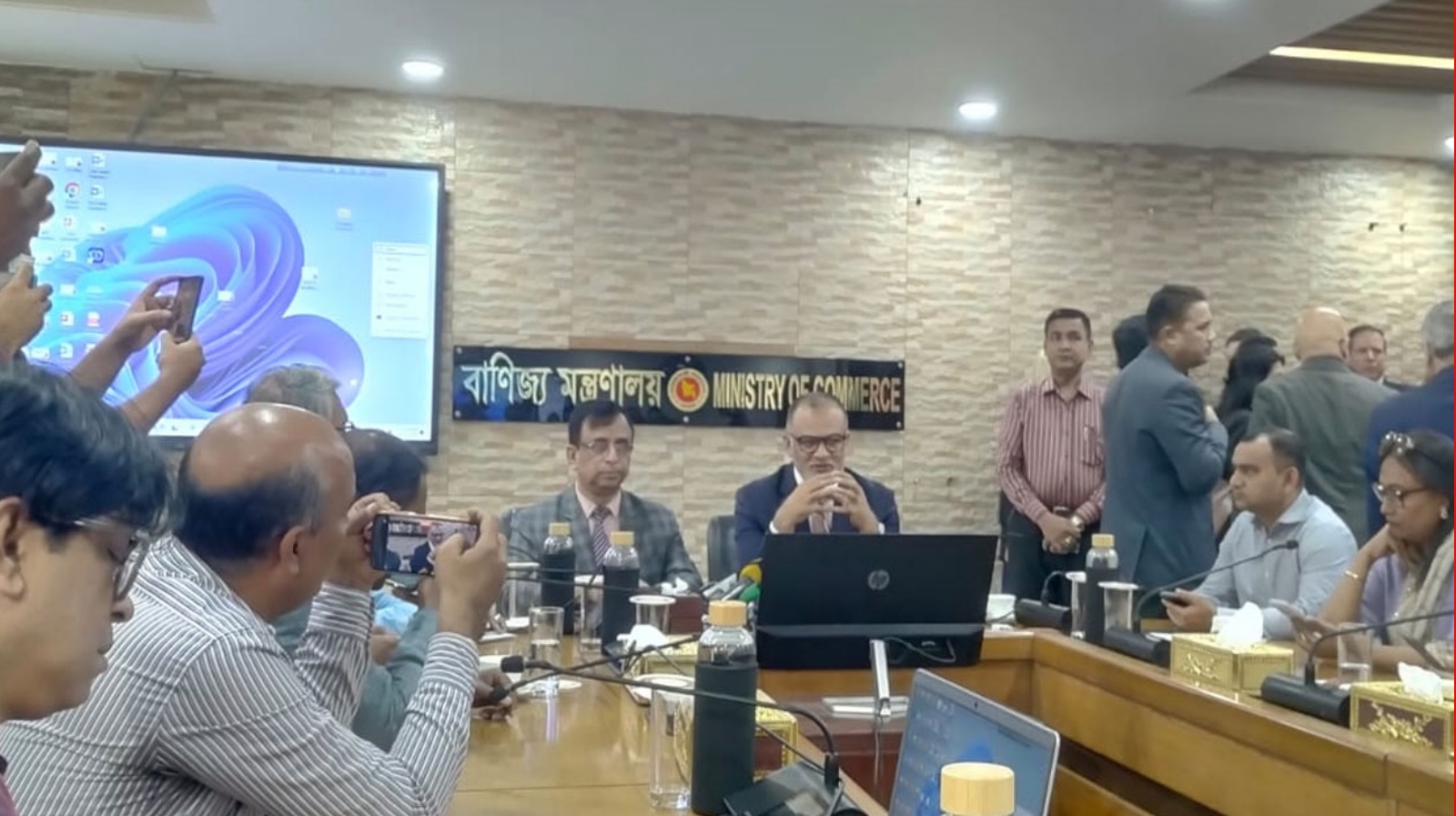 জিএসপি সুবিধা ফিরে পেতে সঠিক পথে রয়েছে সরকার : বাণিজ্য উপদেষ্টা