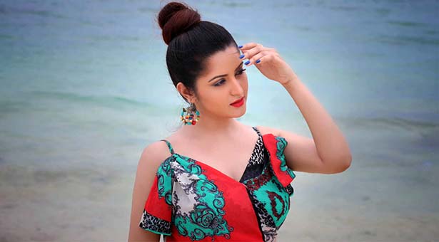 হঠাৎ চমকে দিলেন পরীমনি