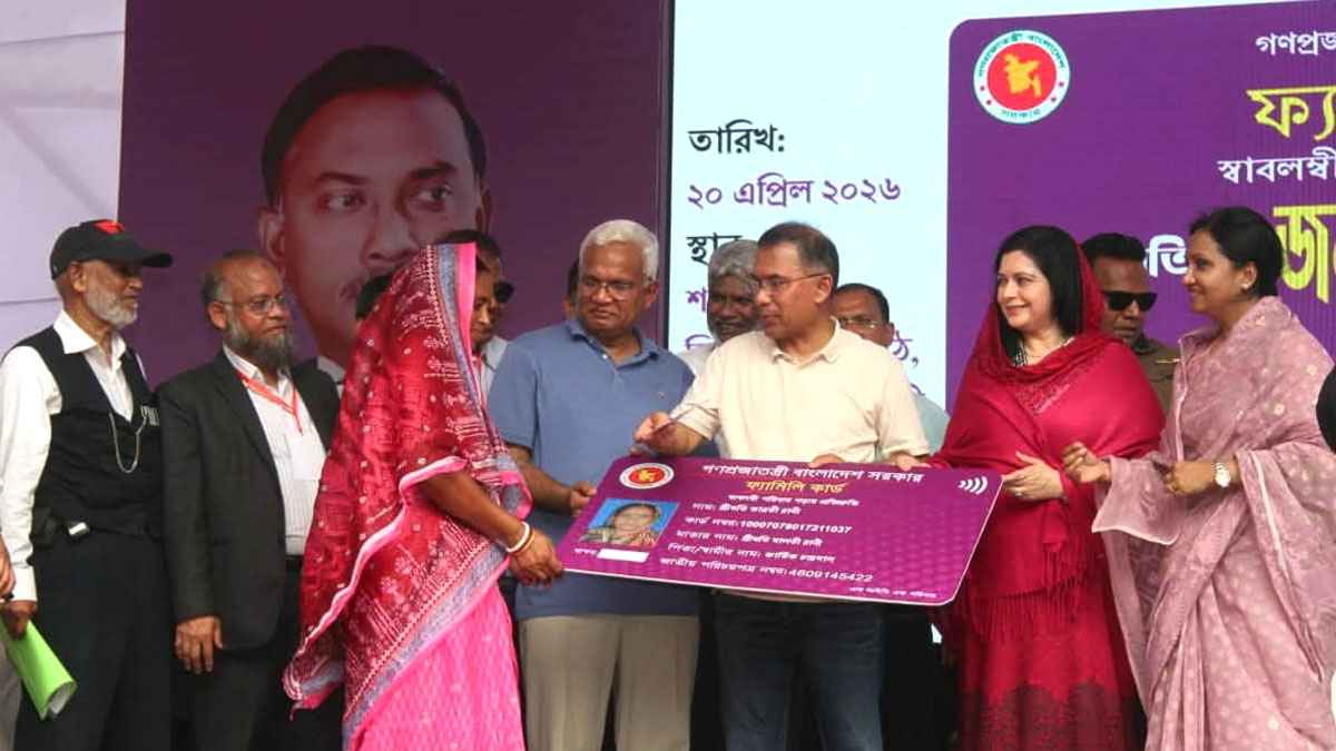 বগুড়ায় ৯৪১ নারীর মাঝে ‘ফ্যামিলি কার্ড’ বিতরণ করলেন তারেক রহমান