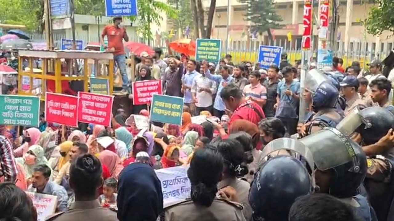 শাহবাগে সুপারিশপ্রাপ্ত শিক্ষকদের অবস্থান, পুলিশের সঙ্গে ধস্তাধস্তি