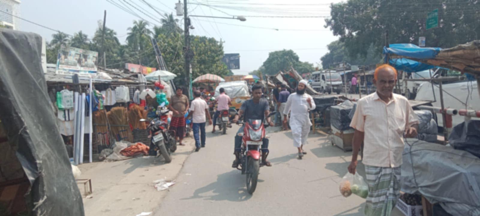 পুঠিয়ায় ফুটপাত দখলে ব্যস্ত ব্যবসায়ীরা!