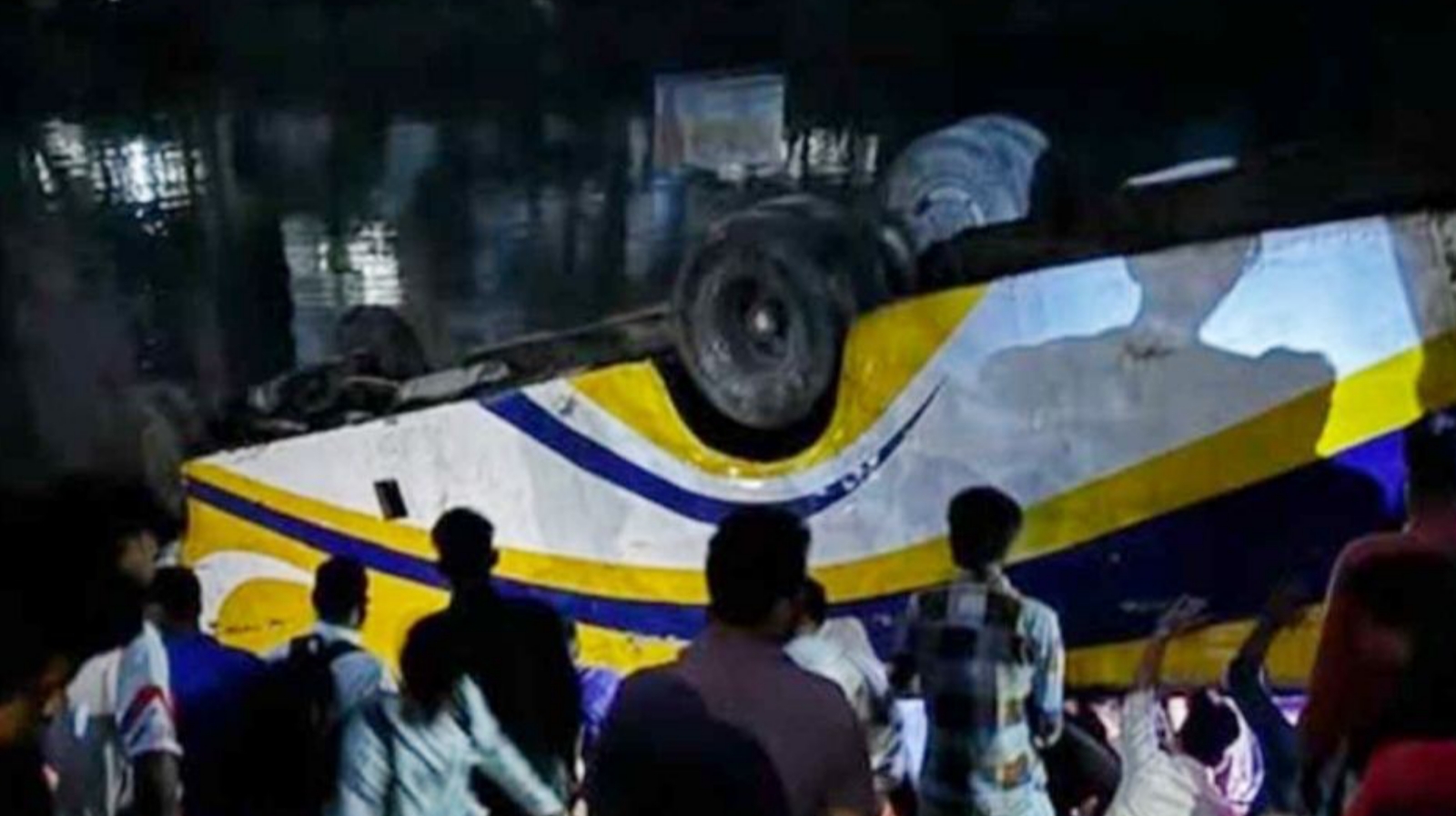 বনশ্রীতে যাত্রীবাহী বাস উল্টে খালে